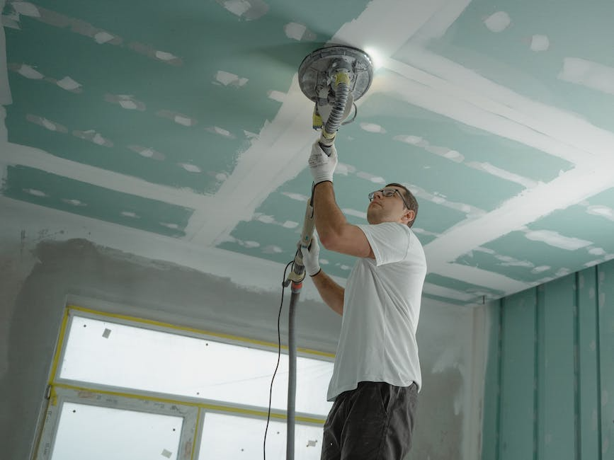 Equipo de profesionales iniciando una reforma general en una vivienda de Palma.