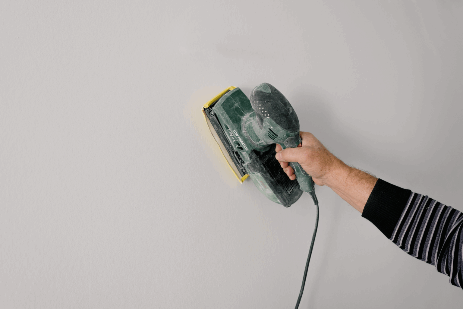 Técnico de Decopaint Balear asesorando a un cliente sobre su proyecto en Mallorca.